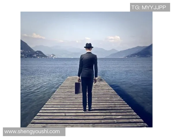 足球明星背影展现运动魅力与风采的双肩背影图片欣赏